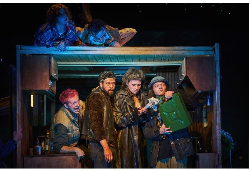 На фото — сцена из спектакля «Е-ЕЕ-ЕЕ!» © Виктор Дмитриев