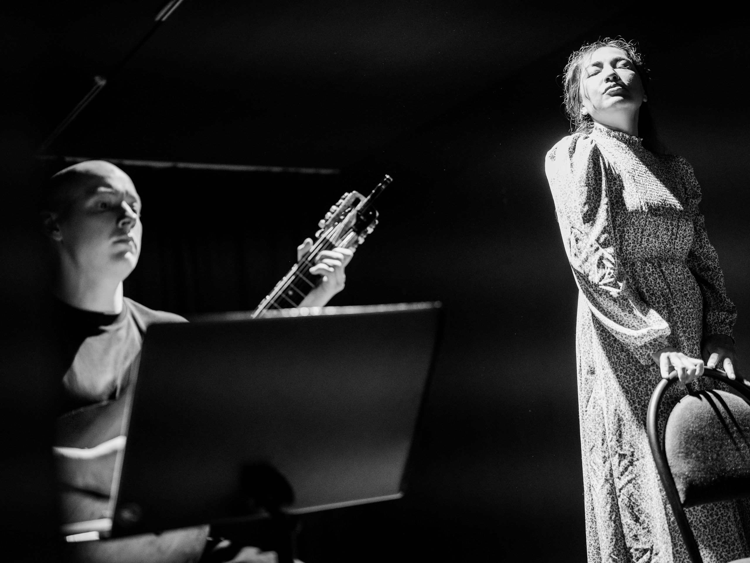 На фото — актриса Зара Демидова и режиссёр Дмитрий Мульков в спектакле «Кабаре "Верни"» © Дарья Боркова 