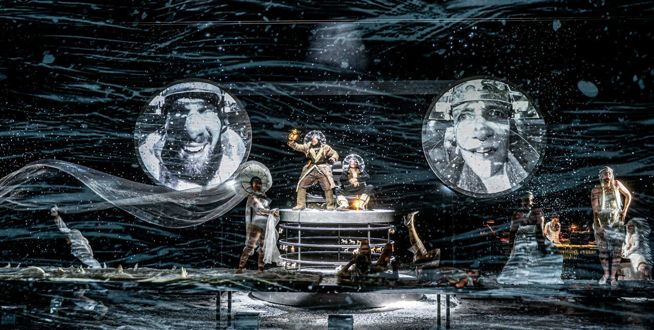 На фото — сцена из спектакля Кирилла Серебренникова «Метель» © Sandra Then