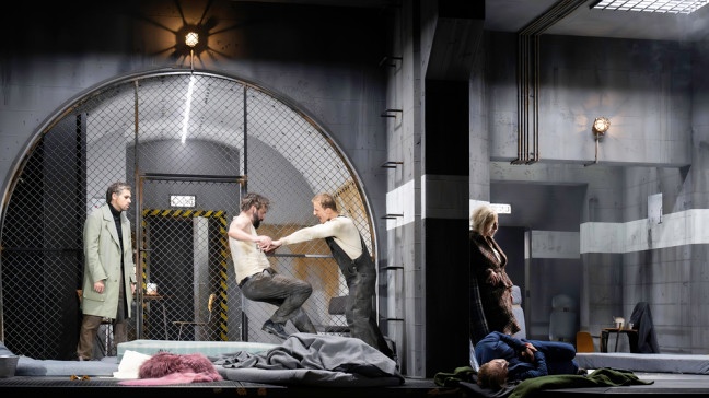 На фото — сцена из спектакля Дмитрия Чернякова «Юлий Цезарь в Египте» © Monika Rittershaus