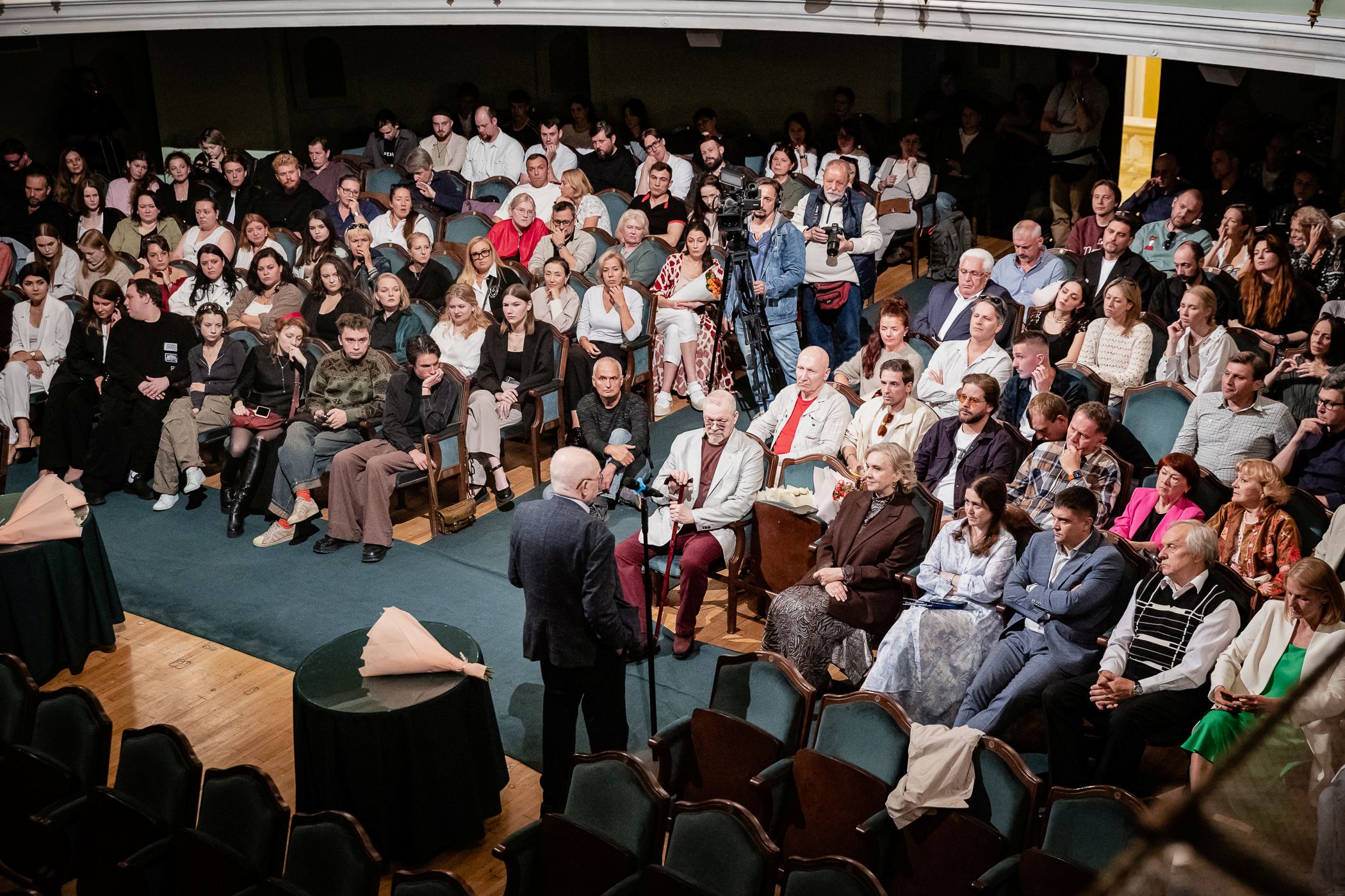 На фото — момент сбора труппы РАМТа 28 августа 2025 года © пресс-служба РАМТа