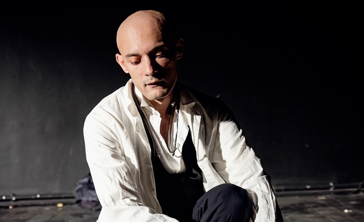 На фото — Станислав Дёмин-Левийман на репетиции спектакля «Настасья» © Алексей Иванов