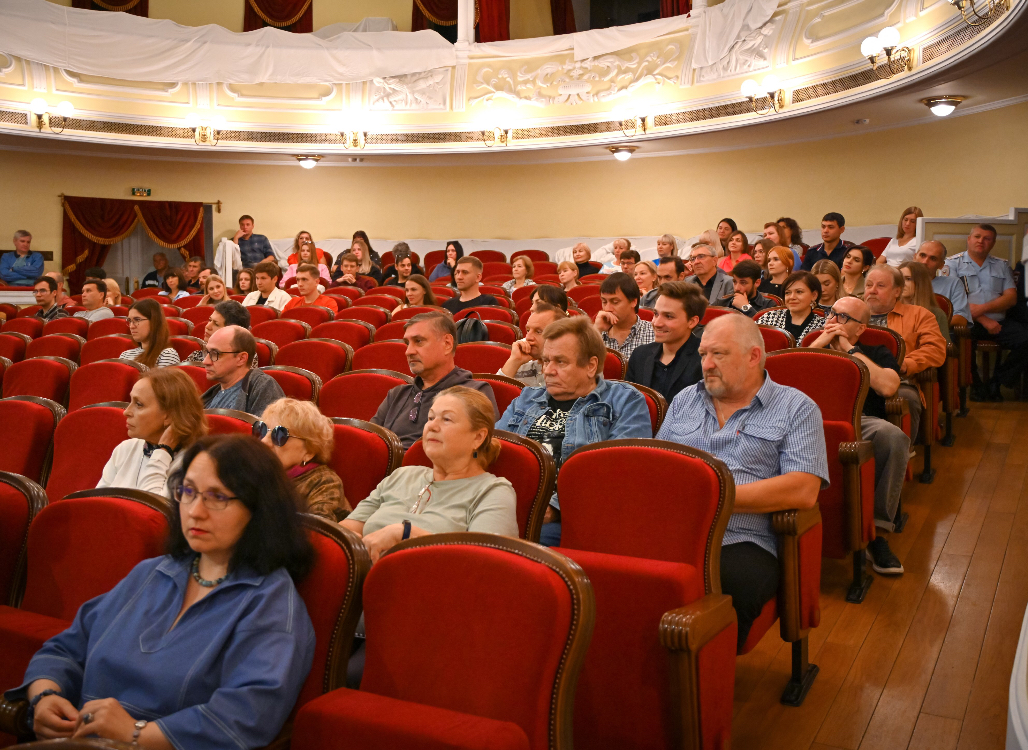 На фото — момент сбора труппы Омского театра драмы 15 августа 2025 года © пресс-служба Омского театра драмы