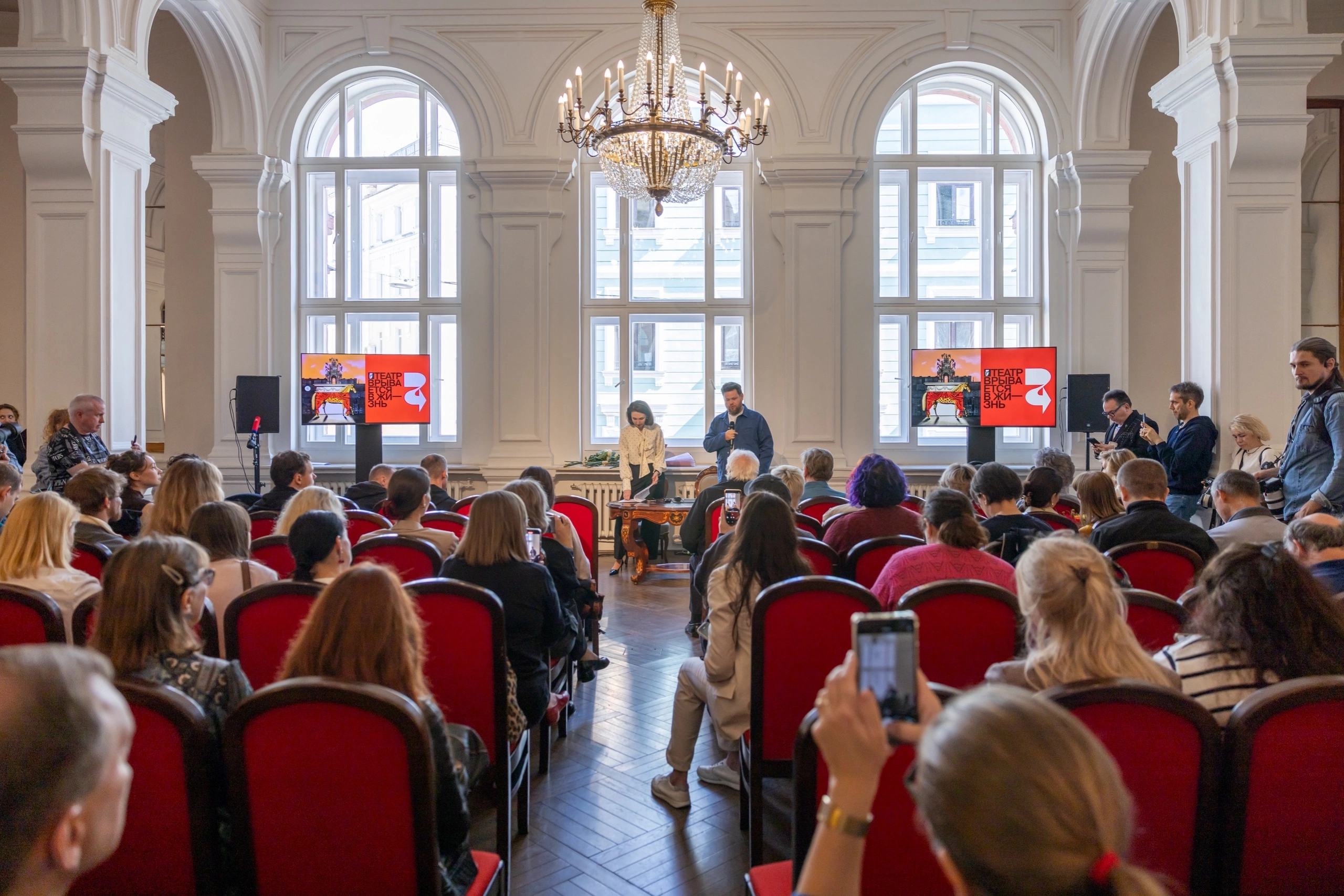 На фото — момент сбора труппы Театра имени Маяковского 27 августа 2025 года © соцсети Театра имени Маяковского