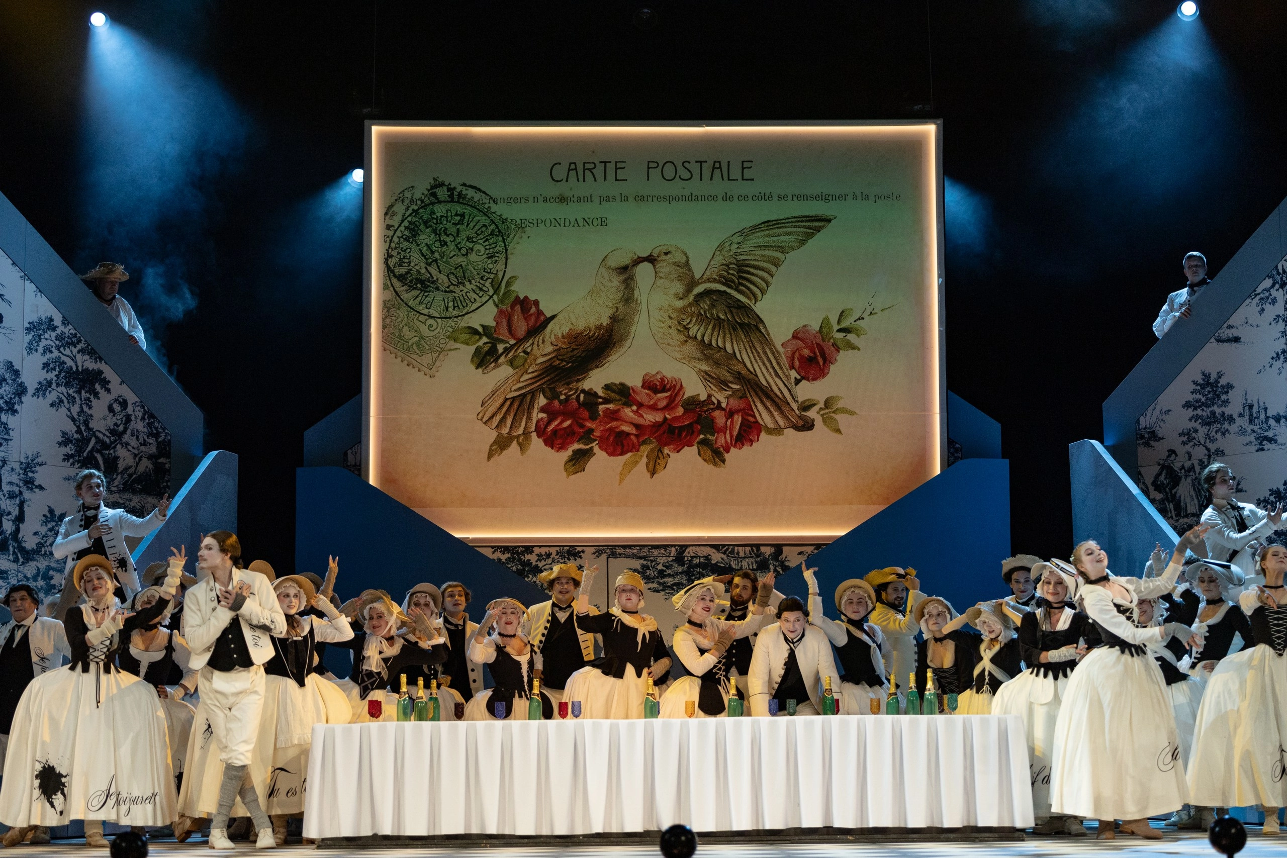 На фото — сцена оперы «Почтальон из Лонжюмо» © соцсети Московского театра «Новая Опера» имени Колобова