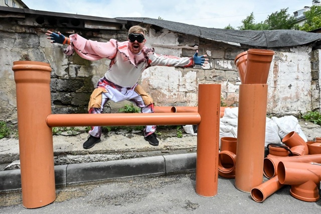 На фото – момент репетиции спектакля «Куклы в городе Че» © соцсети Челябинского театра кукол имени Вольховского