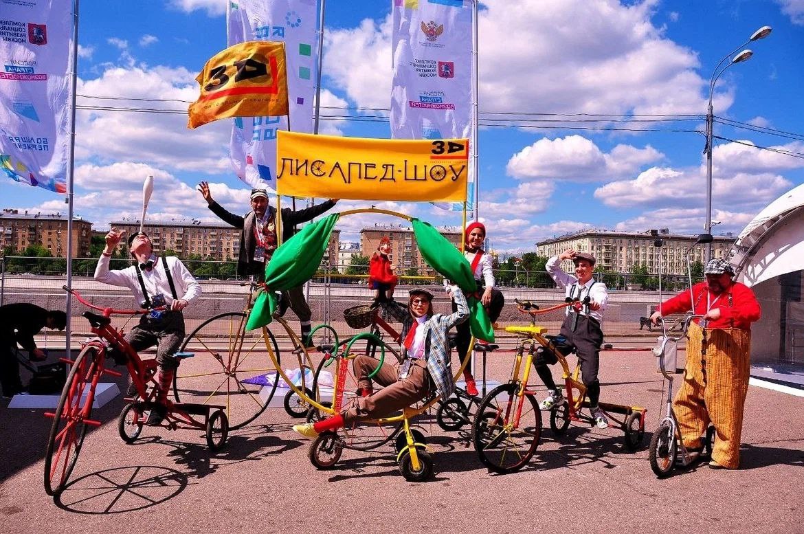 На фото – сцена из спектакля «Лисапед-шоу» © соцсети парка «Швейцария»
