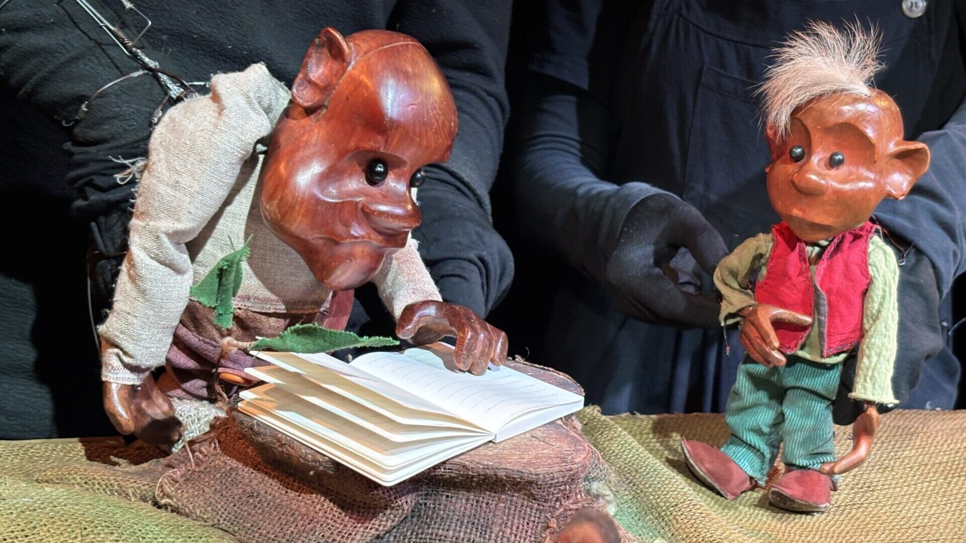 На фото – сцена из спектакля «Жан из стручка» © сайт Томского театра «2+КУ»