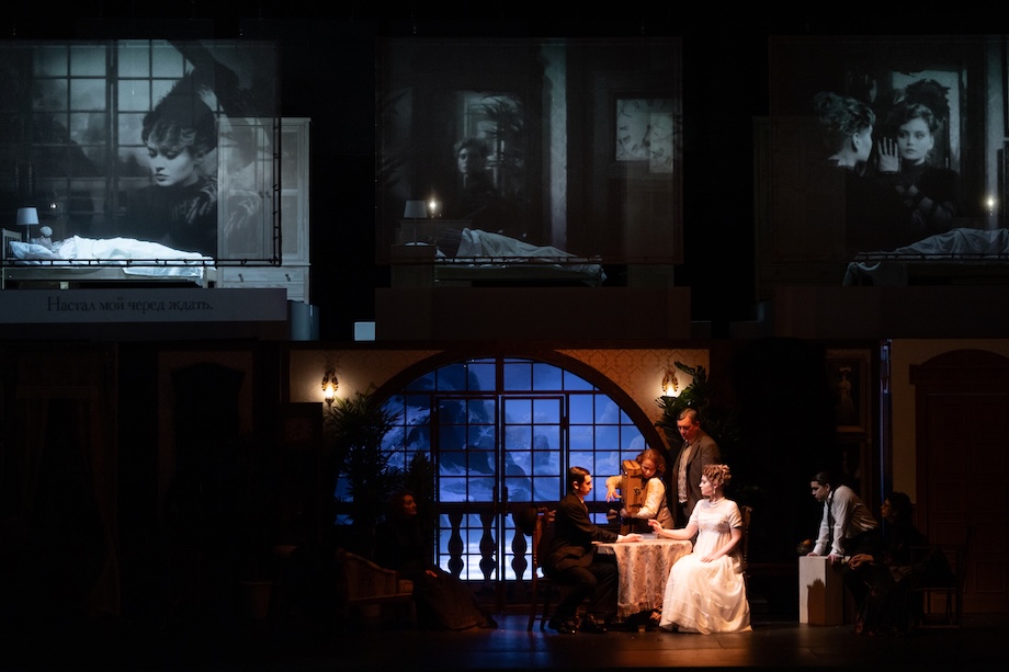 На фото - сцена из спектакля "Ванесса" / ©Екатерина Христова. Фото предоставлено пресс-службой театра