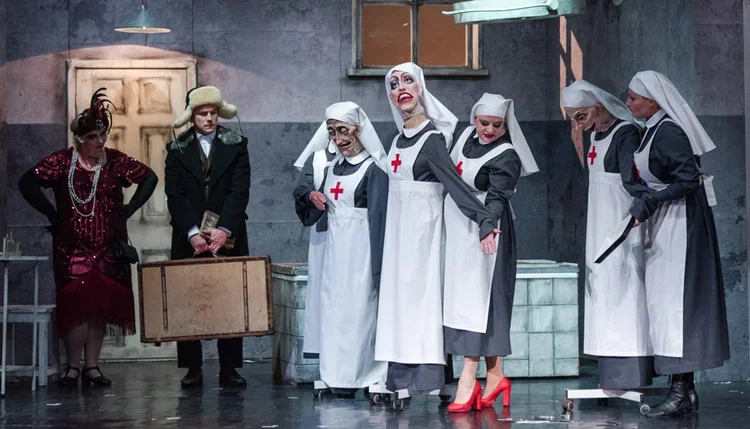 На фото — сцена из спектакля «Записки юного врача» © пресс-служба «Образцовфеста»