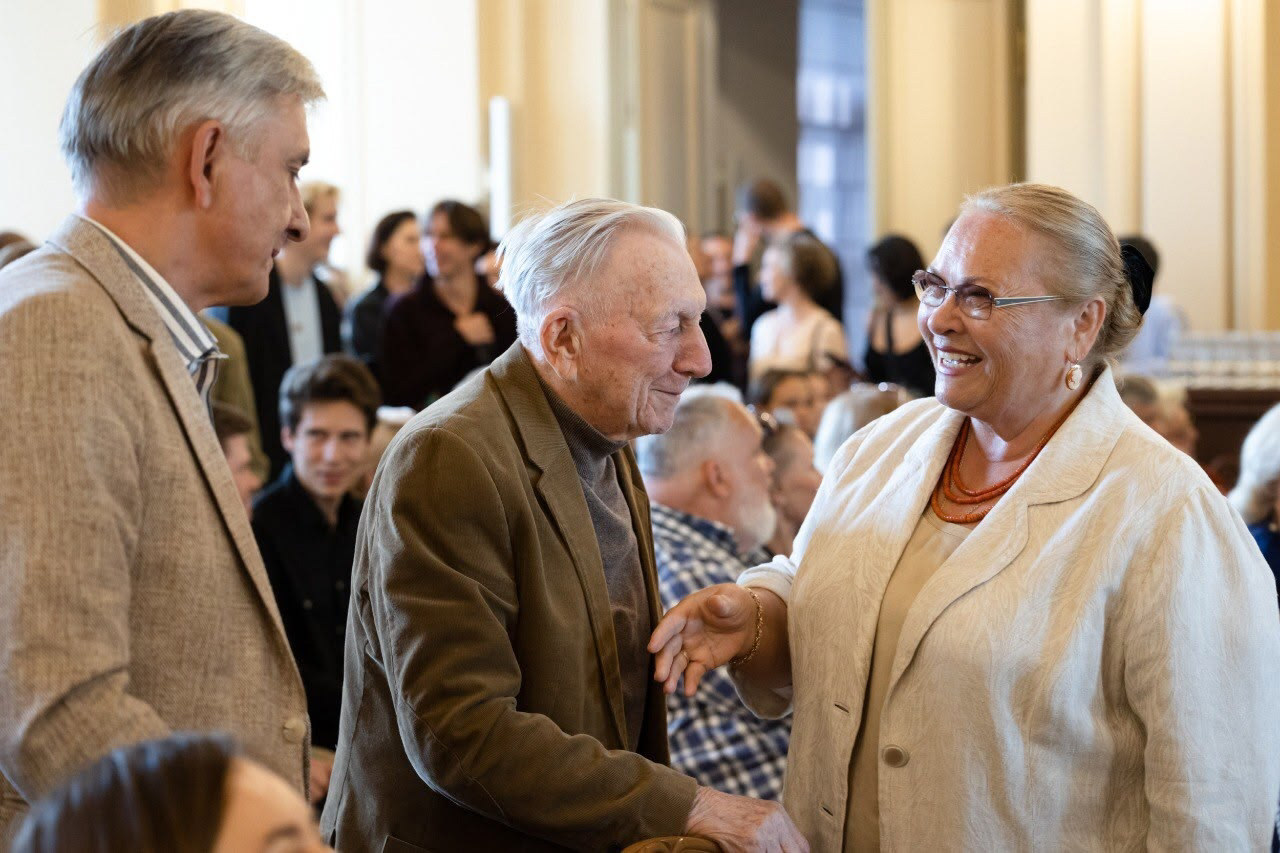 На фото — момент сбора труппы БДТ имени Товстоногова 12 сентября 2025 года © соцсети БДТ имени Товстоногова