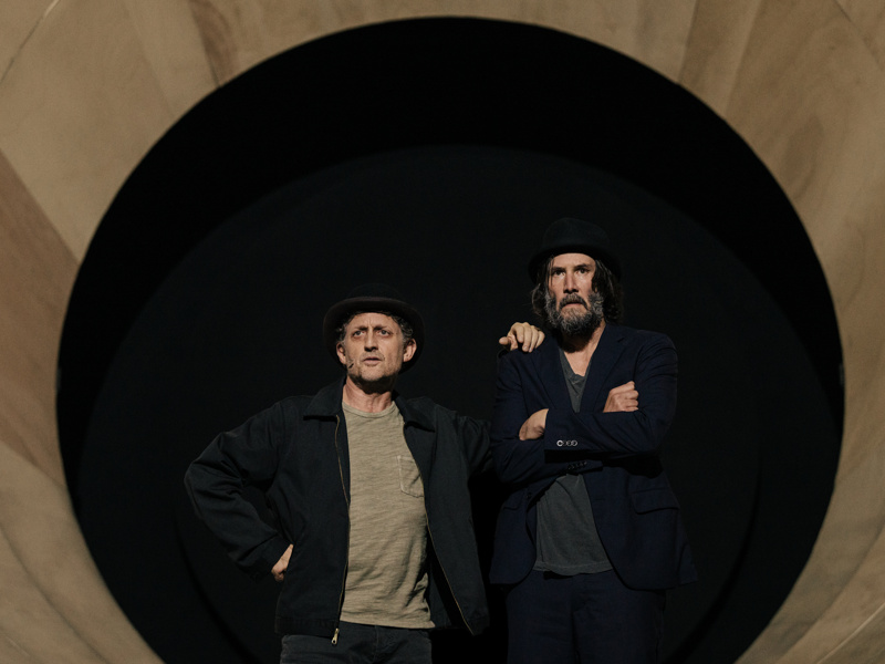 На фото — сцена из спектакля «В ожидании Годо» © Andy Henderson