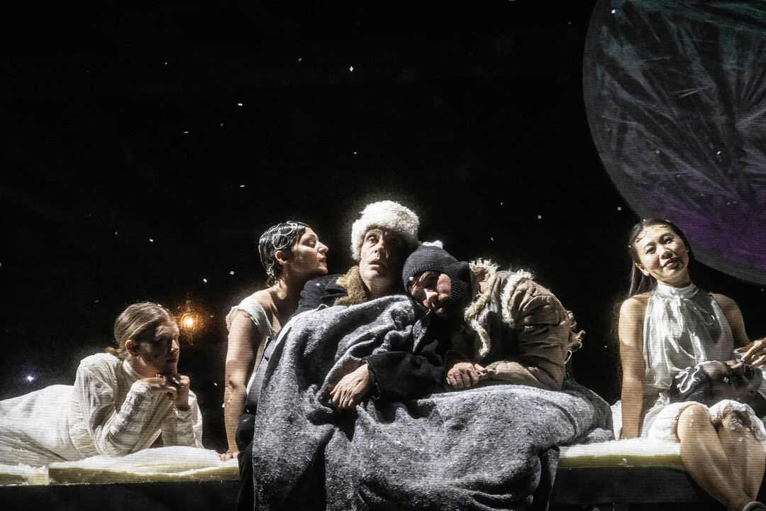 На фото &mdash; сцена из спектакля &laquo;Метель&raquo; &copy; Sandra Then