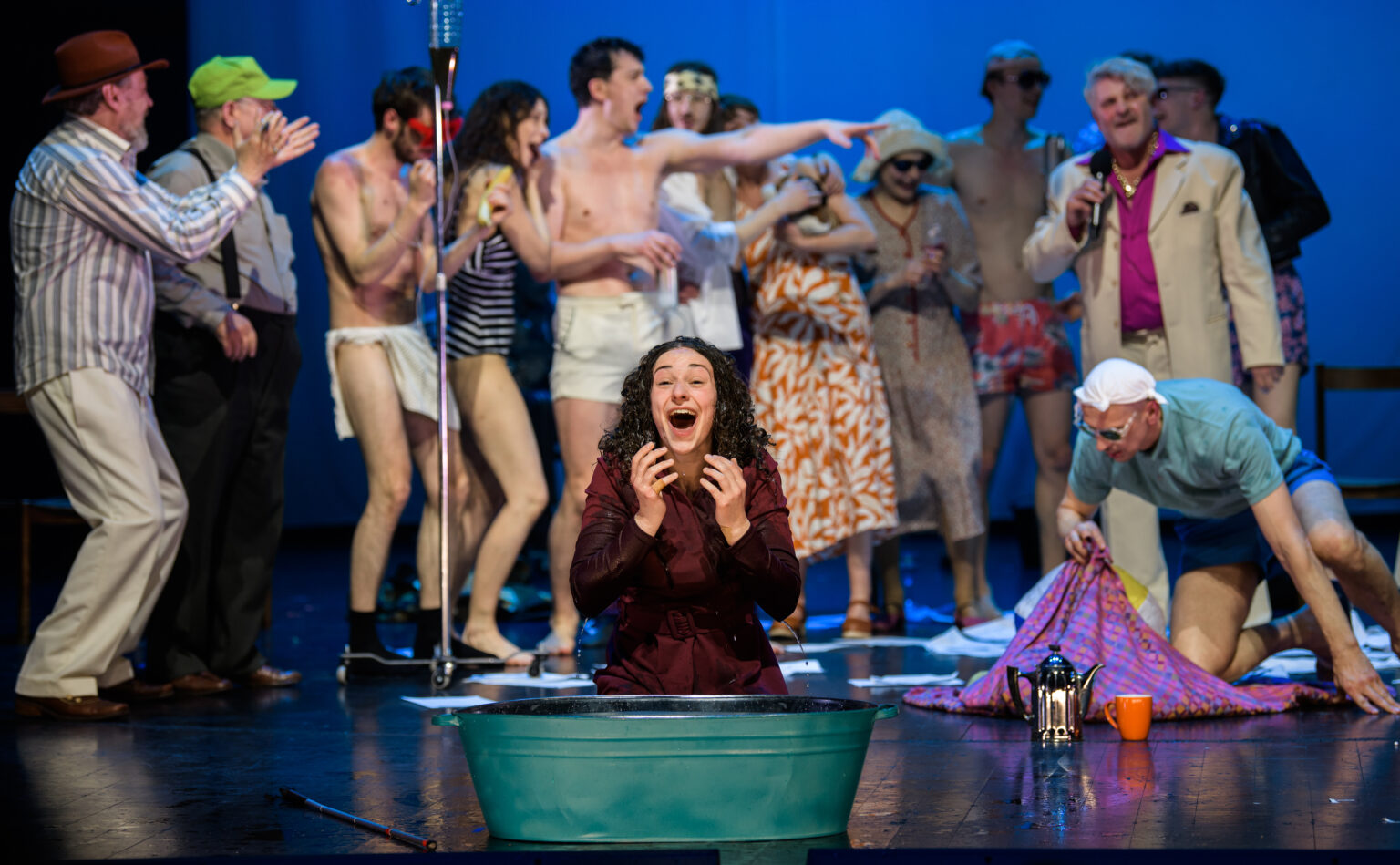 На фото — сцена из спектакля «Путешественники» © Laura Vansevičienė