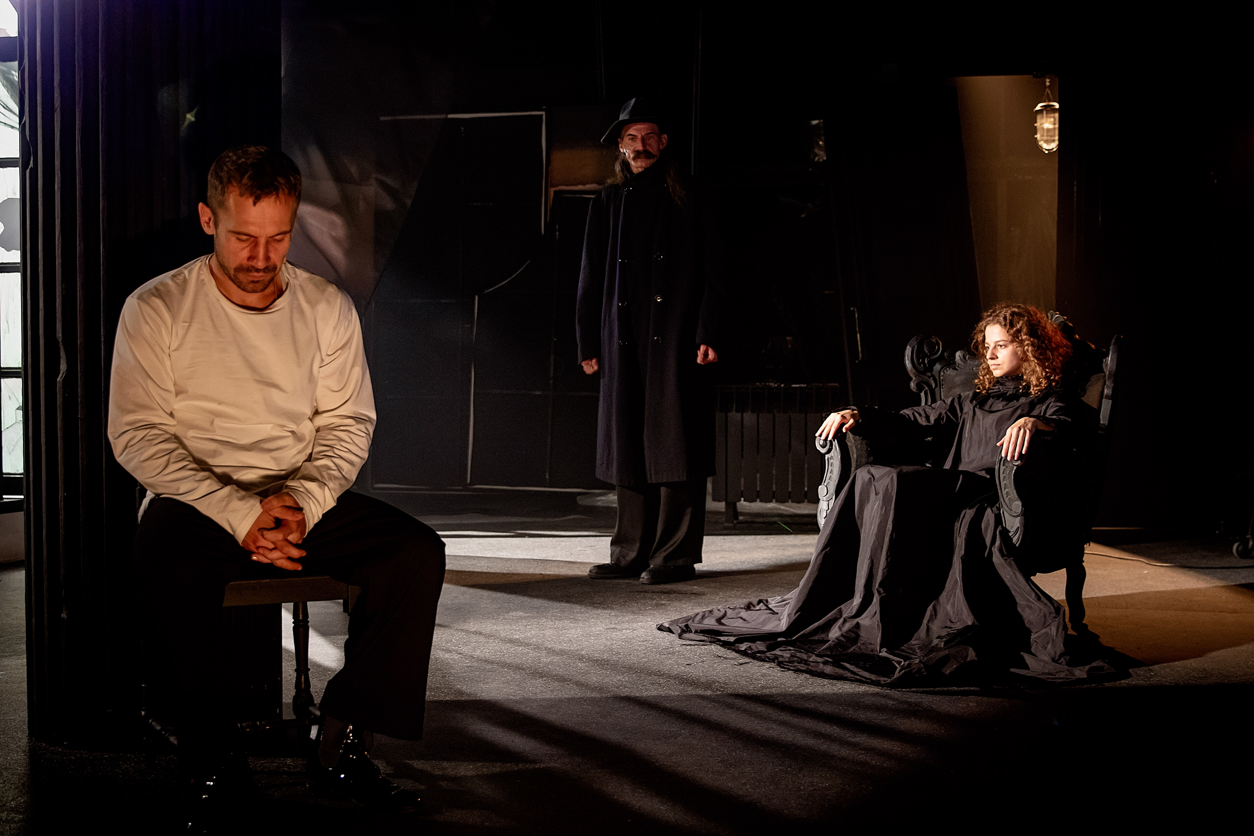 На фото — сцена из спектакля «Настасья» © Алексей Иванов