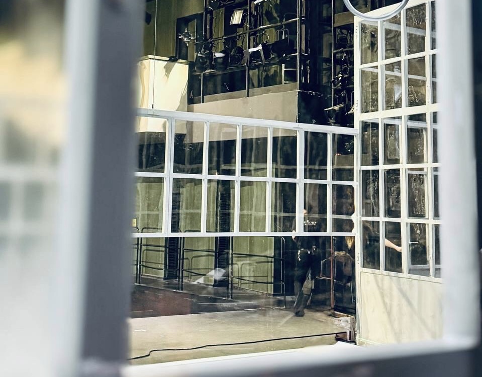 На фото — вид со сцены перед началом спектакля «4 дня в 25 кадре» © соцсети «Мастерской Петра Фоменко»