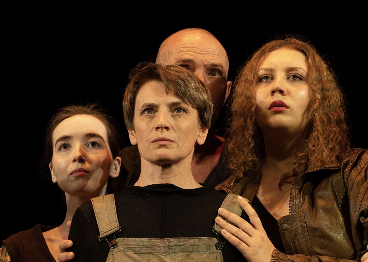 На фото — сцена из спектакля «Торф» © Татьяна Данилова