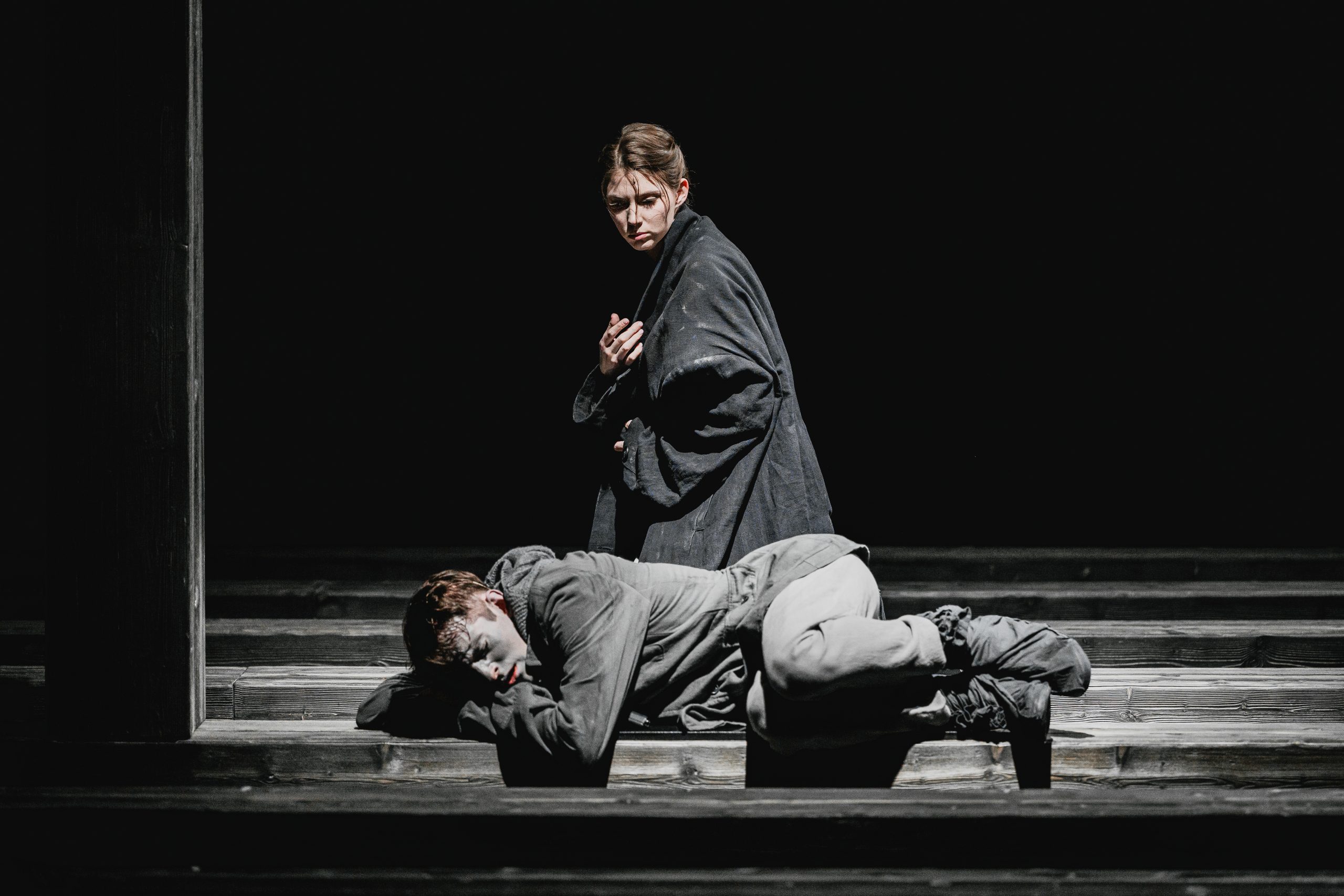 На фото — сцена из спектакля «Пастух и пастушка» © пресс-служба Театра Наций