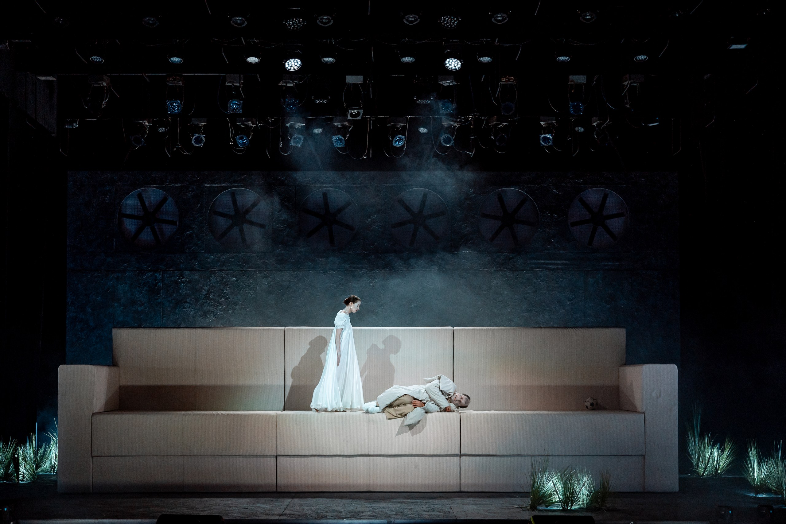 На фото — сцена из спектакля «Обломов» © Андрей Абрамов