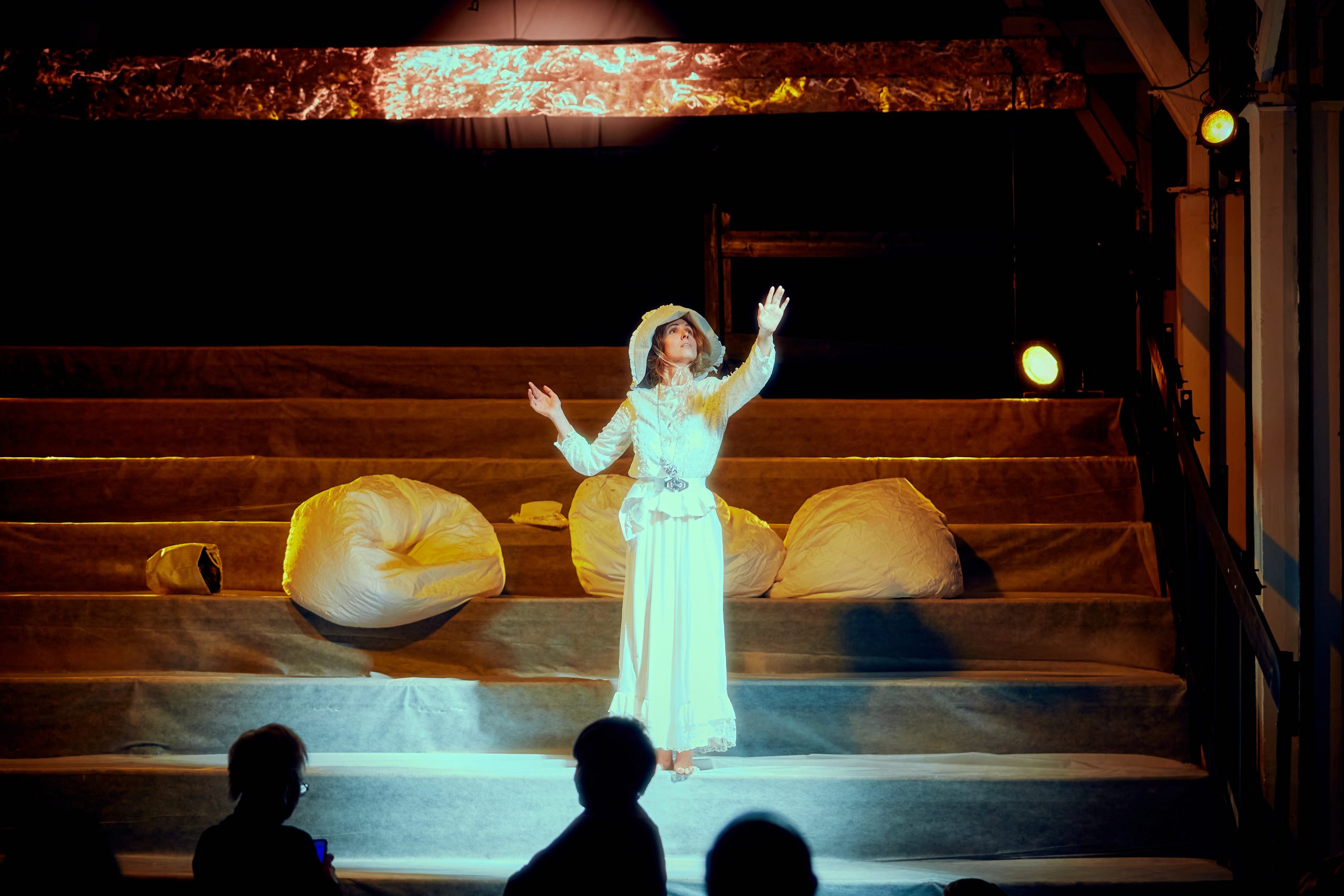 На фото — момент репетиции спектакля «Мы подходим к краю мира и падаем» © пресс-служба площадки «Скороход»