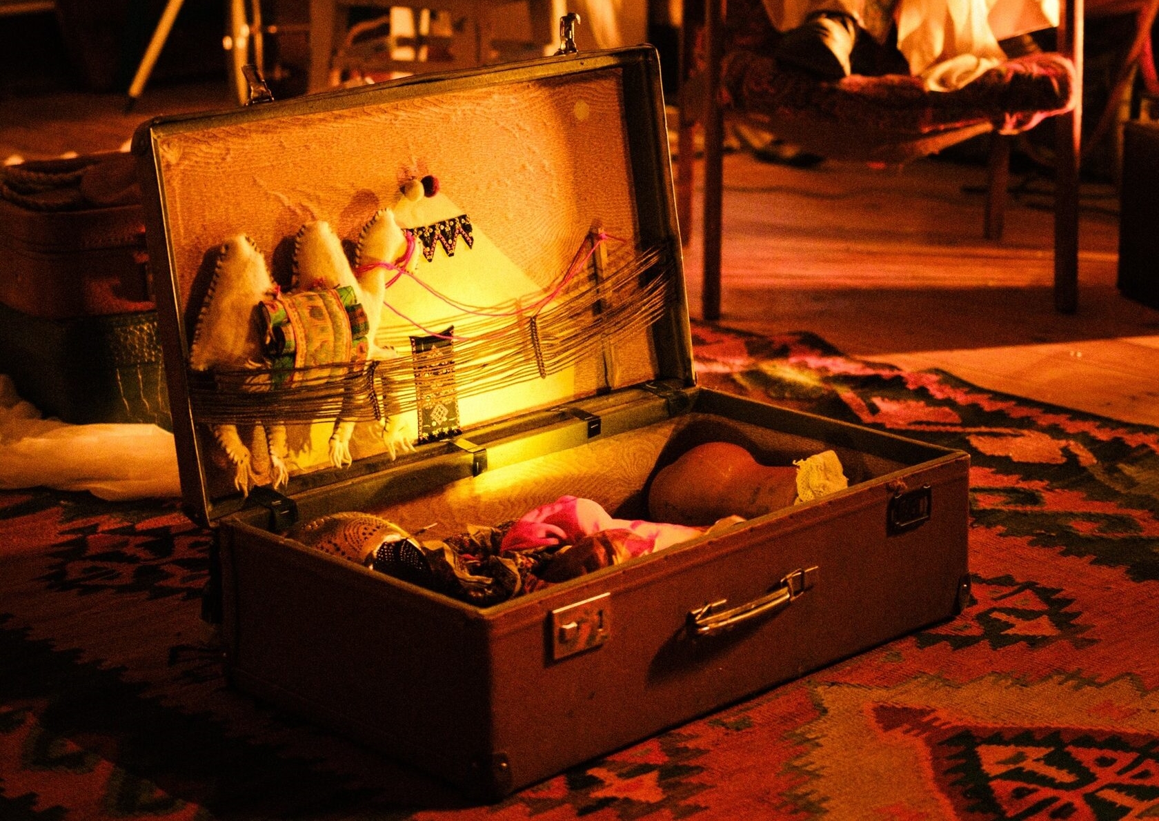 На фото — сцена из спектакля «Сказка о реке Кьяр» © teatrvsele.ru