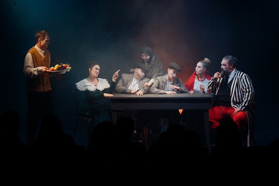 На фото – сцена из спектакля "Пучина" / фото предоставлено пресс-службой фестиваля