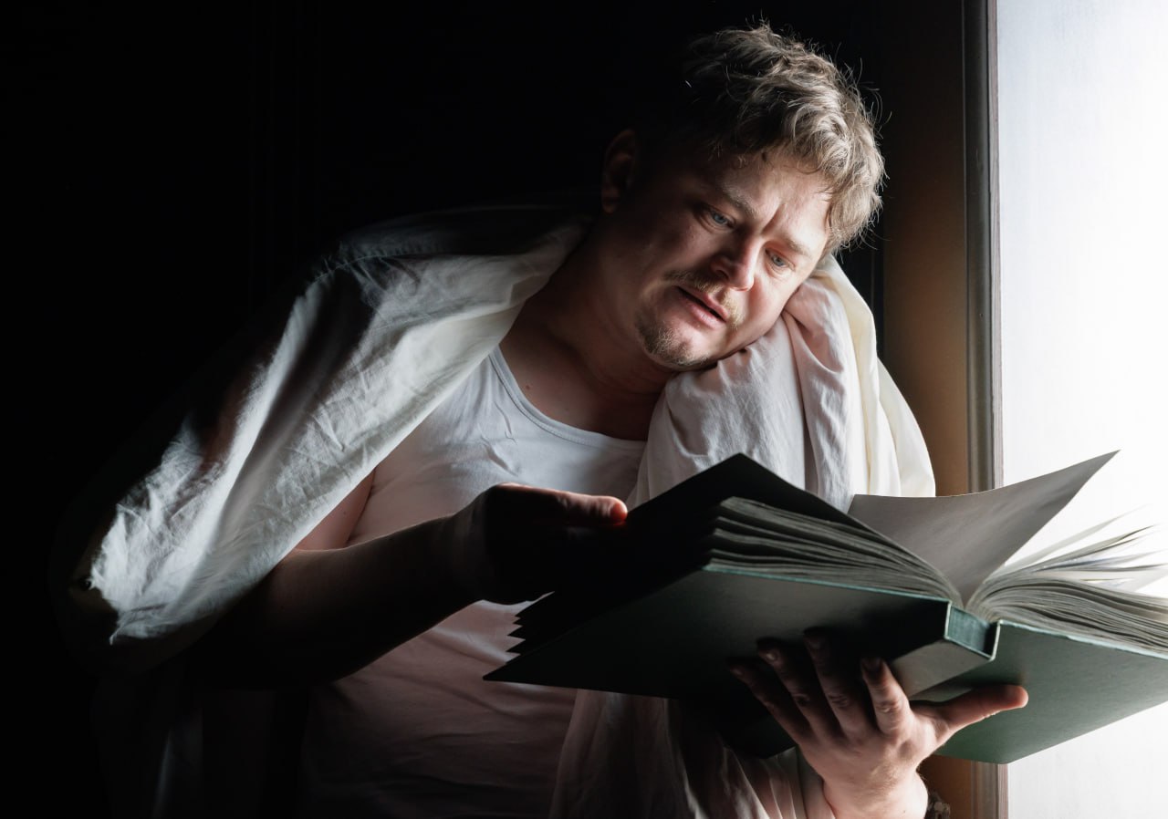 На фото — Андрей Шибаршин на репетиции спектакля «Все наши дни рождения» © Александр Иванишин