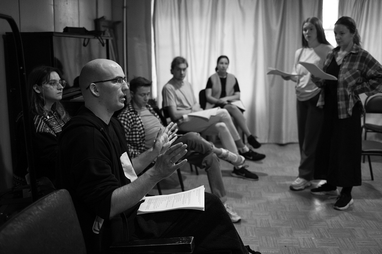 На фото — читка пьесы «Звёздные псы» © naliteinom.ru