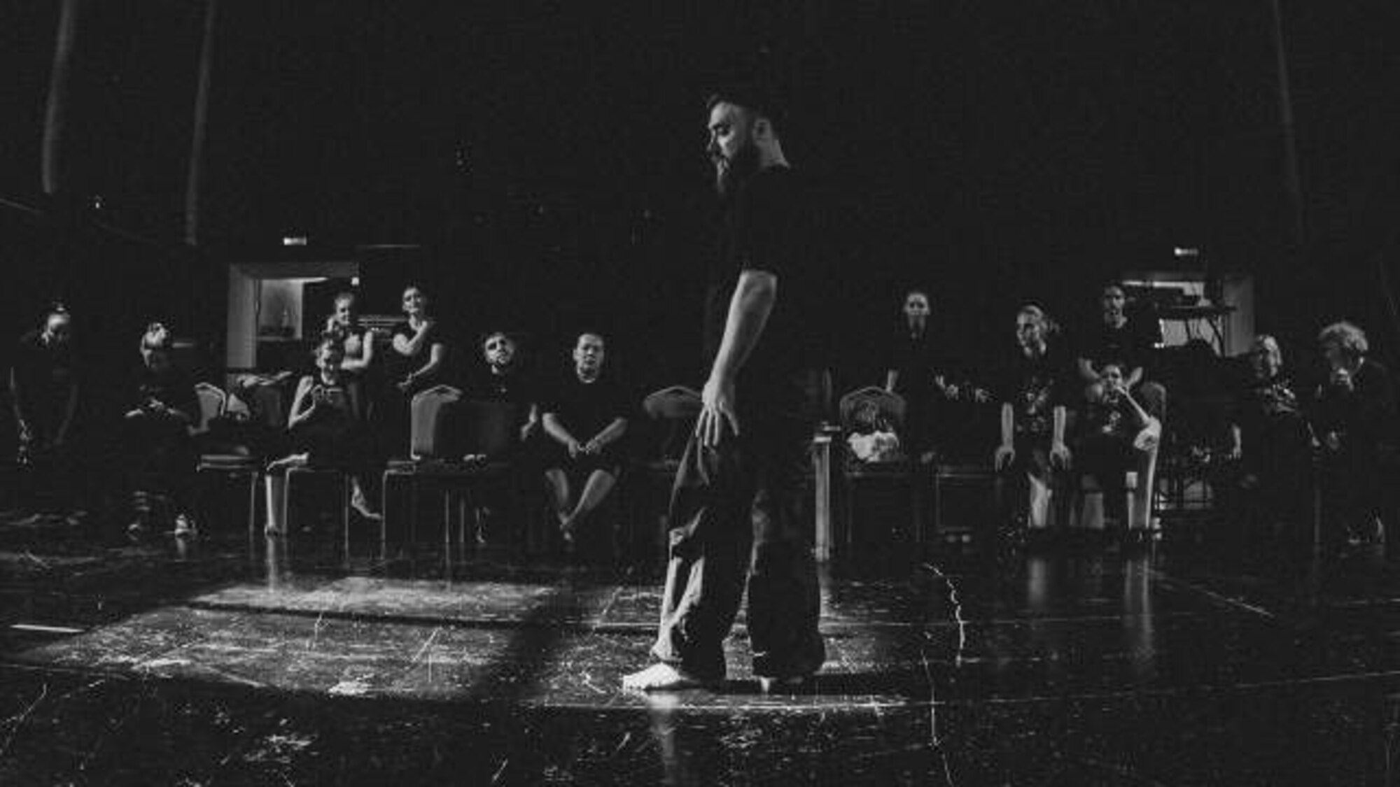 На фото – момент репетиции спектакля «Кафе танцующих огней» © пресс-служба театра «Колесо» имени Глеба Дроздова
