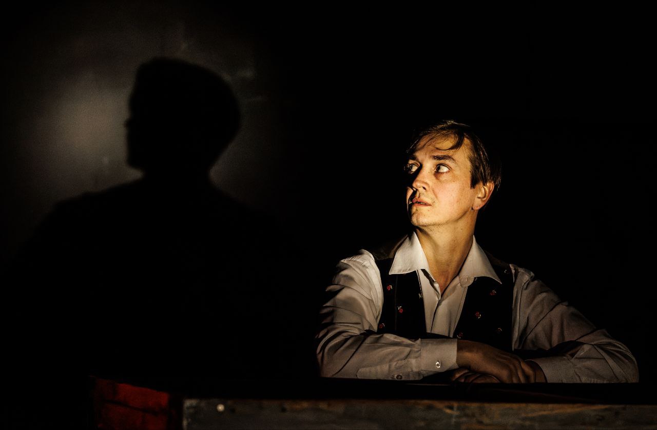 На фото – Андрей Дидик на репетиции спектакля «Записки сумасшедшего» © пресс-служба театра «Мастерская»

