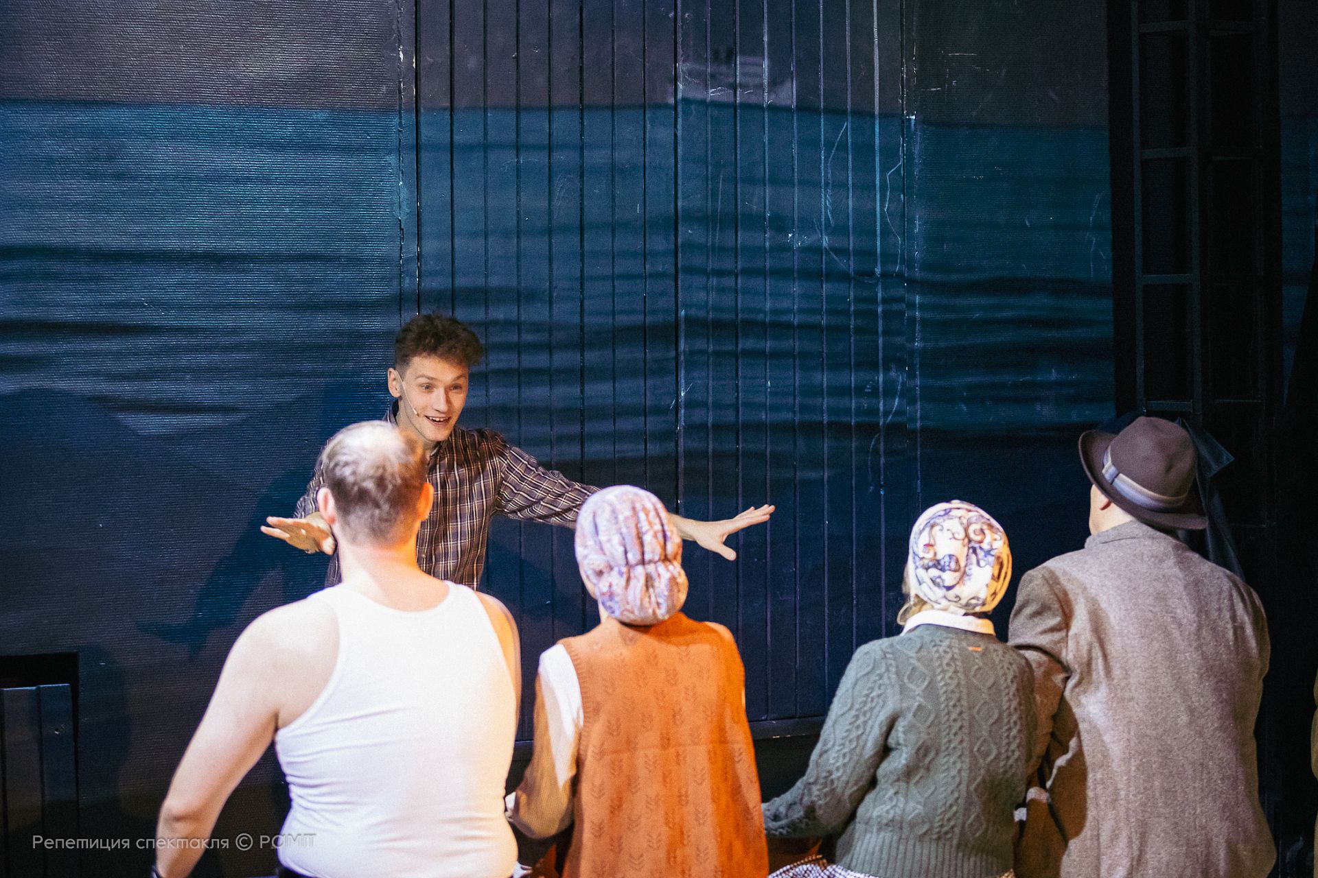 На фото — момент репетиции спектакля «Белый пароход» © ramt.ru