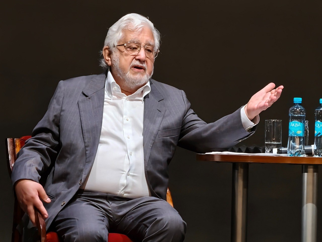 На фото — Лев Додин на сборе труппы МДТ 9 сентября 2025 года © соцсети МДТ