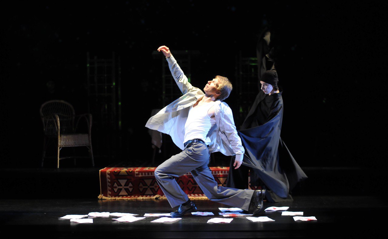 На фото – момент репетиции спектакля «Чёрный монах» © пресс-служба Новгородского театра «Малый»