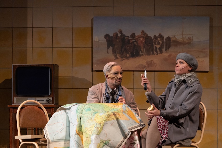 На фото – сцена из спектакля "Чуковский" / фото предоставлено пресс-службой театра