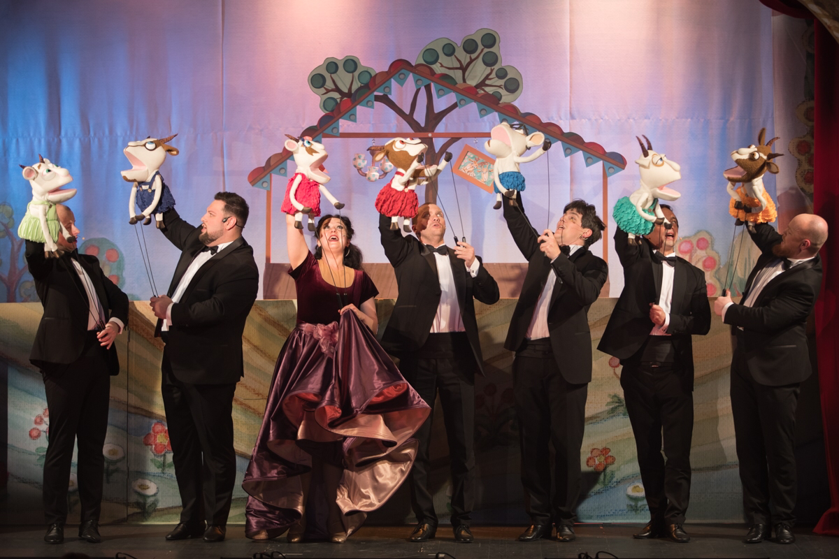 На фото — сцена из спектакля «Волк и семеро козлят» © Полина Королёва