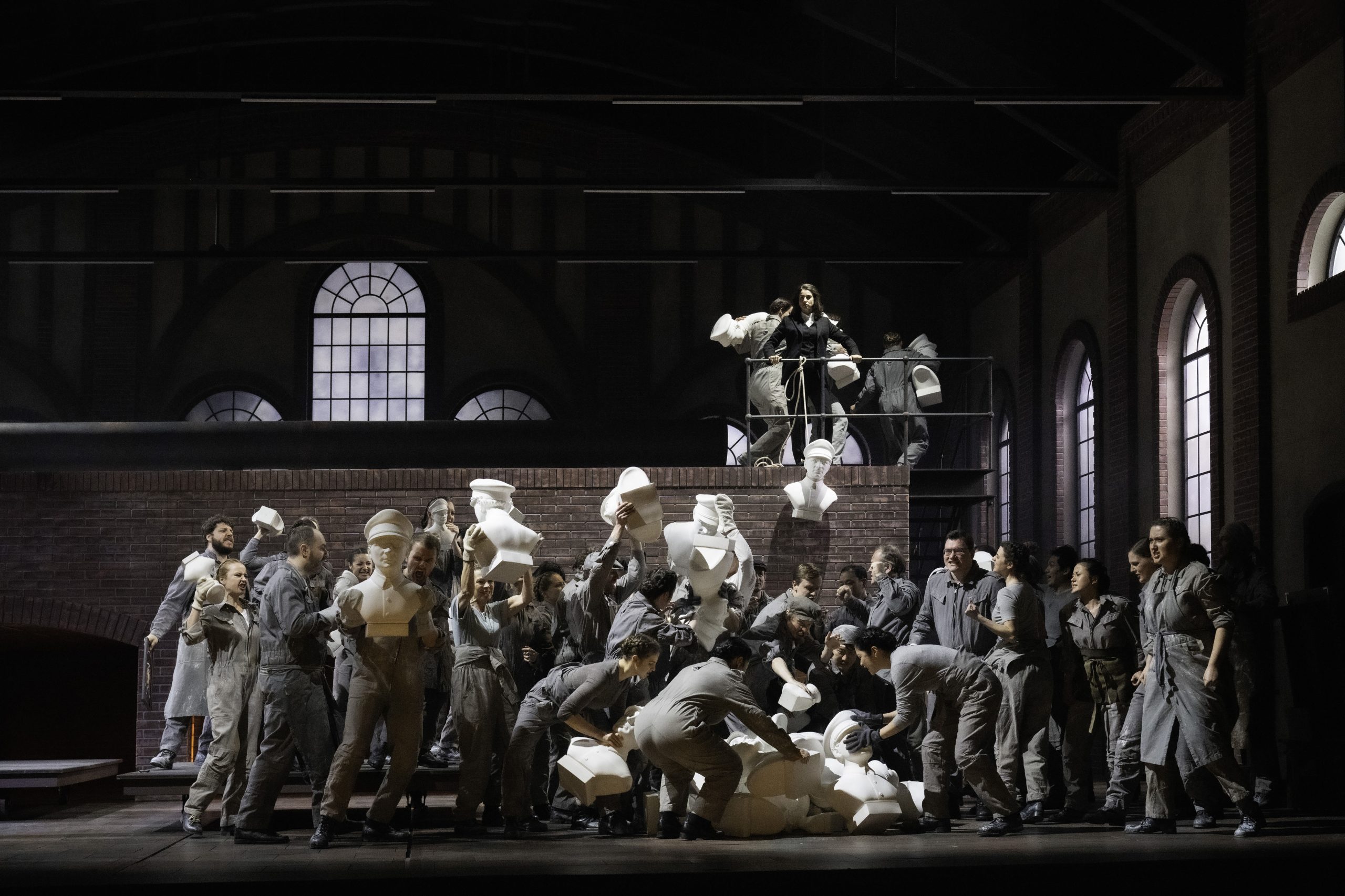 На фото — сцена из спектакля Василия Бархатова «Норма» © Monika Rittershaus