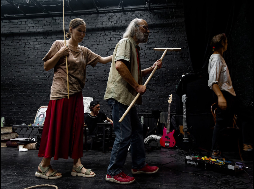 На фото — момент репетиции спектакля “Esse Homo” © соцсети театра “Karlsson Haus”