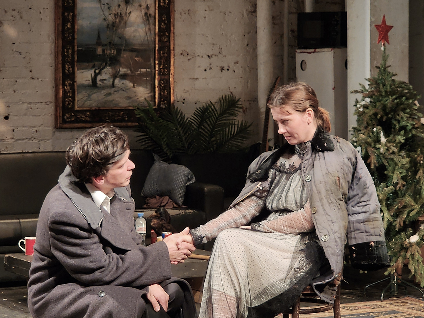 На фото — Даниил Богомолов и Мария Погребничко в спектакле «Доктор Живаго» © Виктор Пушкин