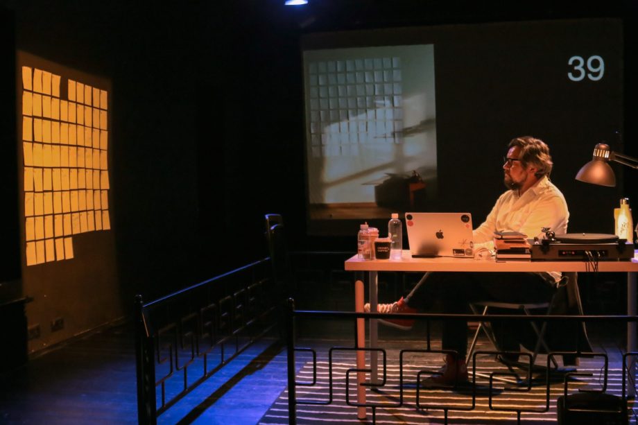 На фото – сцена из спектакль "Русская смерть. Воспоминания о спектакле" / ©Маргарита Денисова