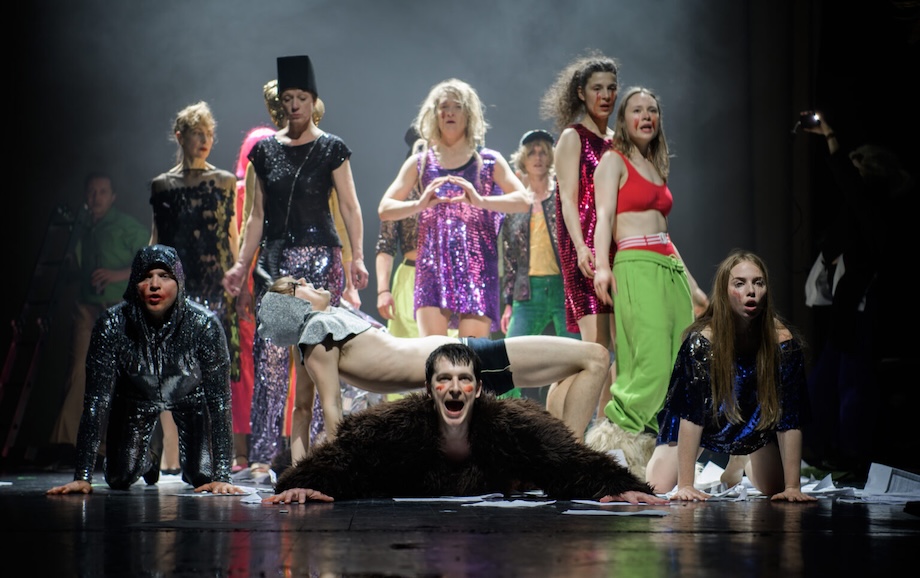 На фото – сцена из спектакля "Путешественники" / ©Laura Vansevičiene, фото предоставлено пресс-службой фестиваля 