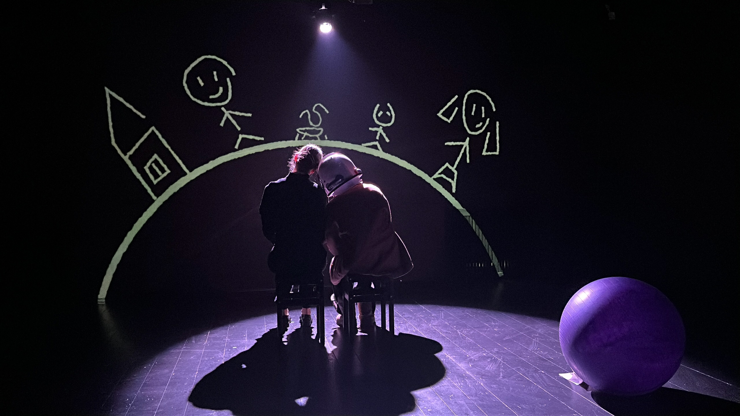 На фото — момент показа эскиза «Небесный почтальон Федя Булкин» © Михаил Макаричев-Энгельс