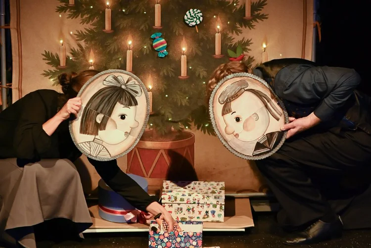 На фото — сцена из спектакля «Лёля и Минька» © www.kukfo.ru