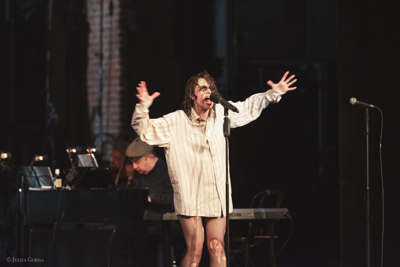 На фото - сцена из спектакля «Добрый человек из Сезуана» © Юлия Губина