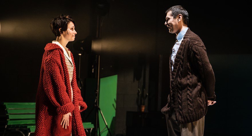 На фото - Александра Урсуляк и Рустам Ахмадиев в спектакле «Прыг-скок, обвалился потолок» © theatreofnations.ru