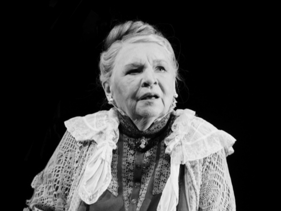 На фото — Нина Гуляева в роли Бабушки в спектакле «Белые ночи» © mxat.ru