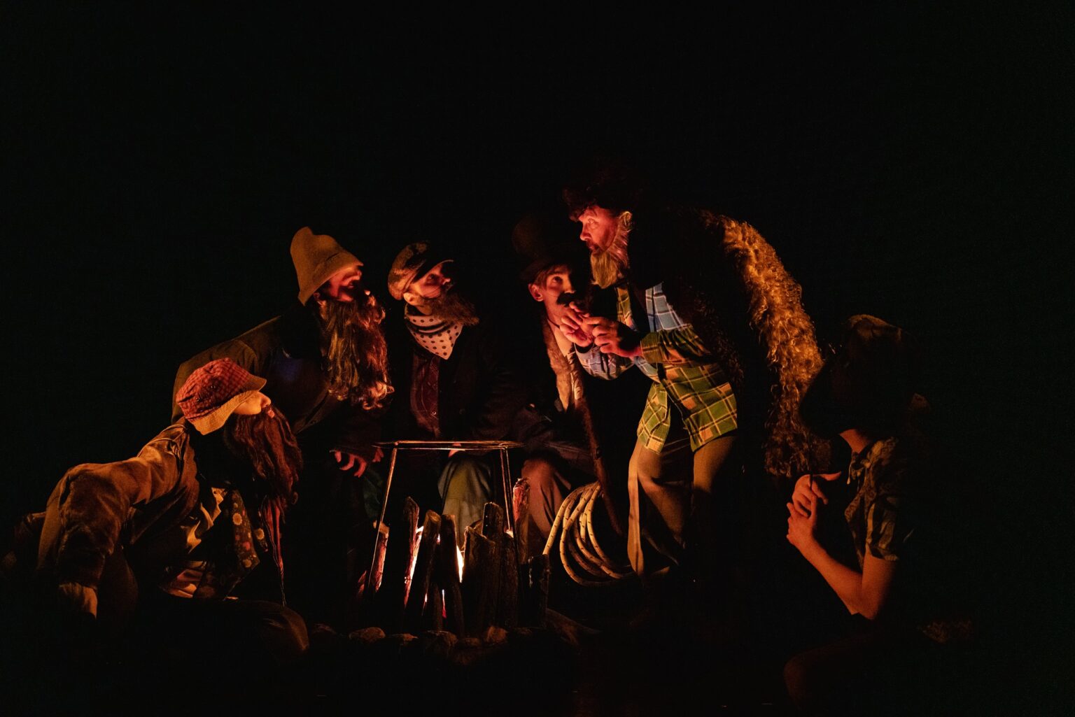 На фото – сцена из спектакля «Сказки Бажова» © сайт Няганского ТЮЗа

