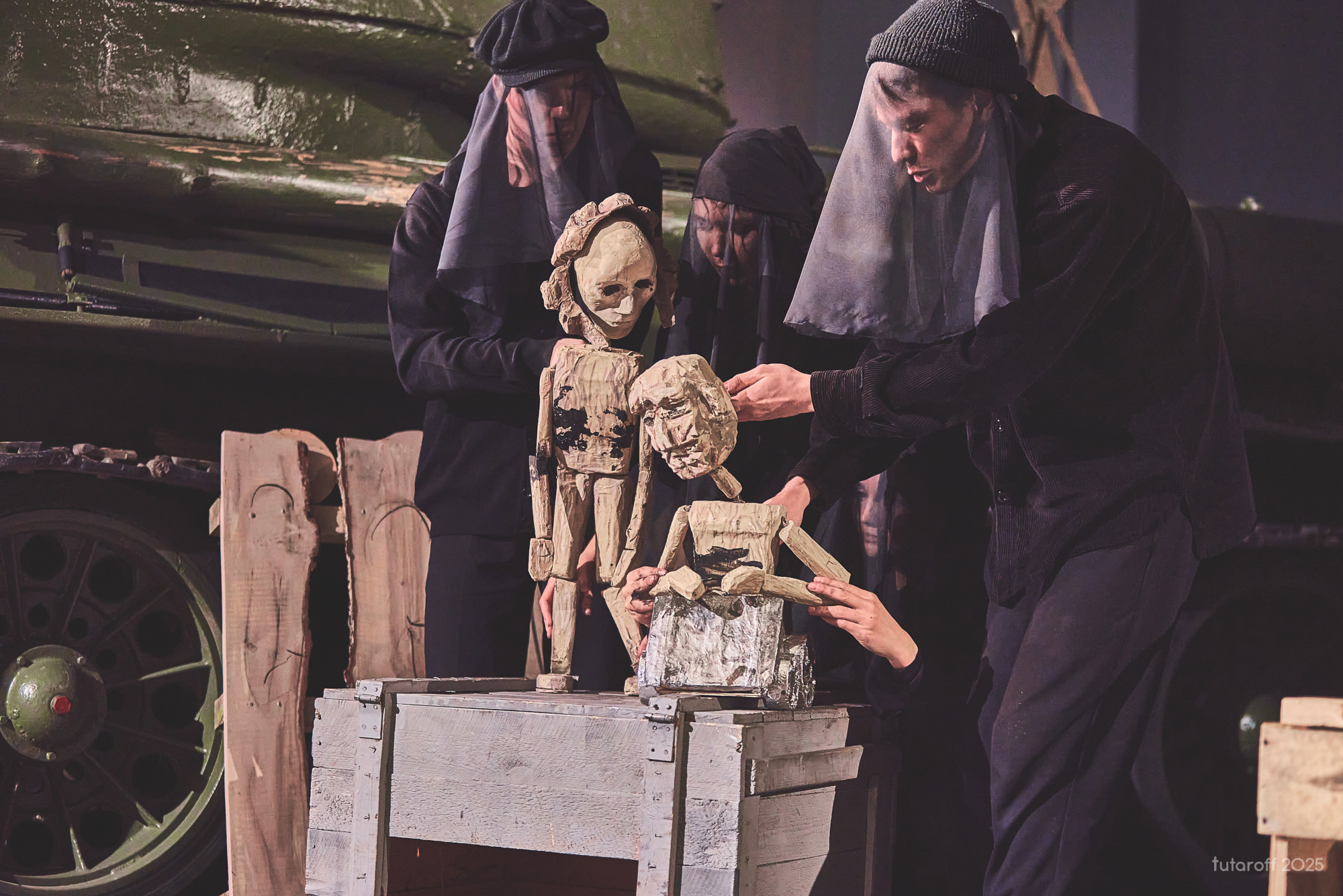 На фото — сцена из эскиза «Огарки» © пресс-служба ЕГТИ