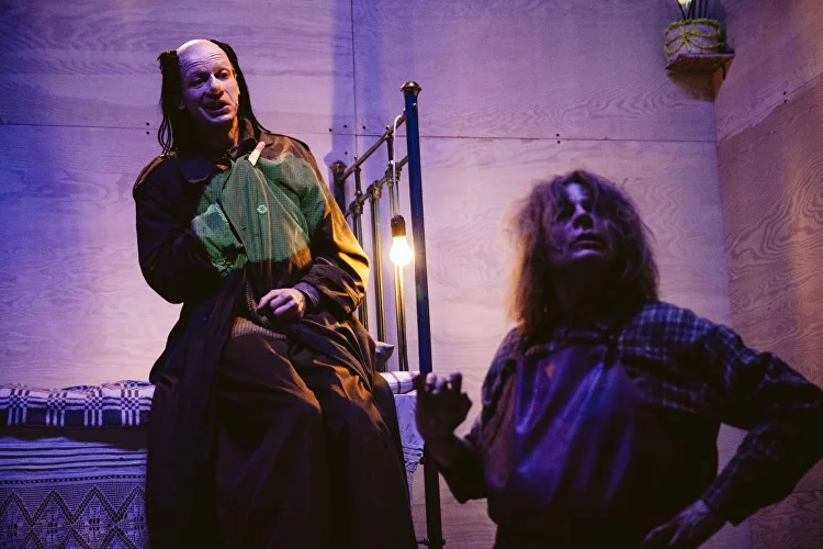 На фото — сцена из спектакля «Шинель» © gravity.old-house.ru