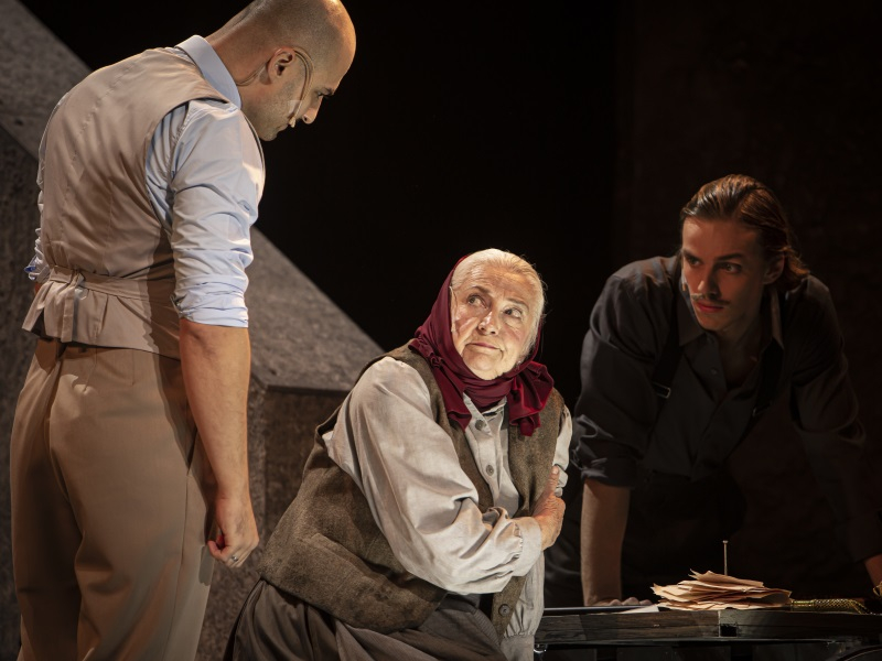 На фото – сцена из спектакля «Биндюжник и король» © muzcomedy.ru