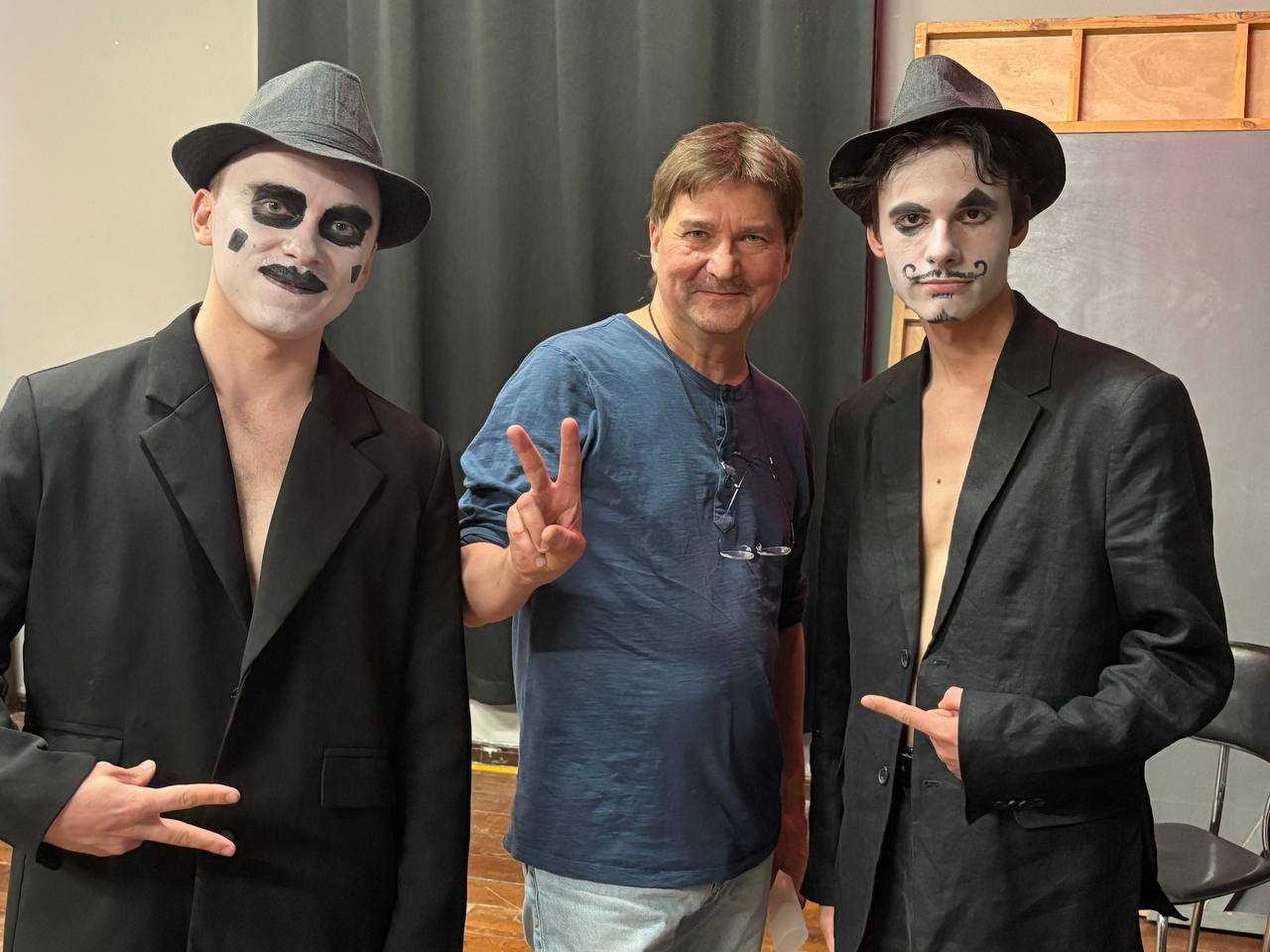 На фото – Юрий Бутусов со студентами © Анна Потебня